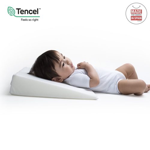 ALMOHADA CONFORT CUNA TENCEL, levanta ligeramente el tronco del bebé favoreciendo su respiración y su digestión durante el descanso.