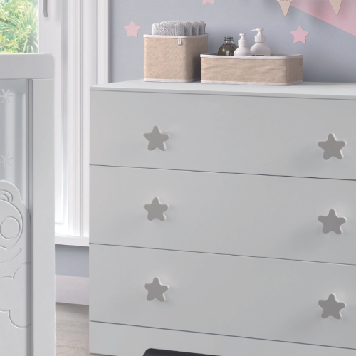 Cómoda Micuna de 3 Cajones combinará a la perfección con cualquier cuna y mobiliario. Con diseño liso y tiradores estrella, tres amplios cajones.