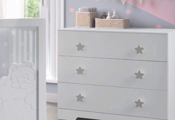 Cómoda Micuna de 3 Cajones combinará a la perfección con cualquier cuna y mobiliario. Con diseño liso y tiradores estrella, tres amplios cajones.